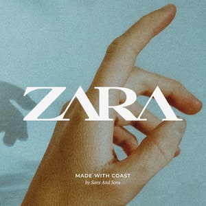 Peut inclure: Un logo en texte blanc qui lit "ZARA" avec le texte "MADE WITH COAST by Sans And Sons" en dessous. Une main pointe vers le haut avec l'ombre d'une main en arri&egrave;re-plan.