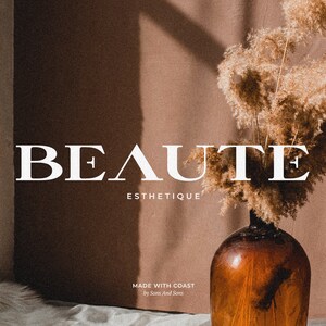Peut inclure: Un logo de texte blanc sur un fond brun indique "BEAUTE ESTHETIQUE" avec les mots "MADE WITH COAST by Sans and Serif" en dessous. Un vase &agrave; la texture brun bois&eacute; contient de l'herbe de pampa s&eacute;ch&eacute;e.