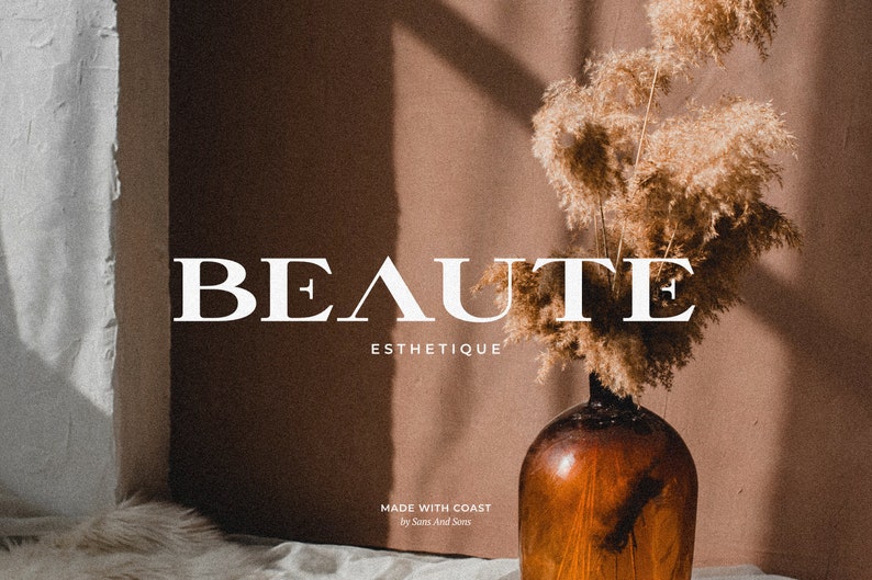 Peut inclure: Un logo de texte blanc sur un fond brun indique "BEAUTE ESTHETIQUE" avec les mots "MADE WITH COAST by Sans and Serif" en dessous. Un vase &agrave; la texture brun bois&eacute; contient de l'herbe de pampa s&eacute;ch&eacute;e.