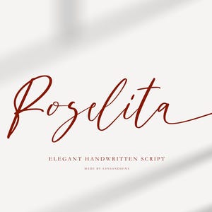 Puede incluir: Diseño digital con la palabra "Rozelita" en una fuente de escritura fluida y elegante. Debajo, el texto dice "Elegant Handwritten Script" y "Made by Sansandsons" en una fuente serif. El color es rojo oscuro sobre un fondo claro.