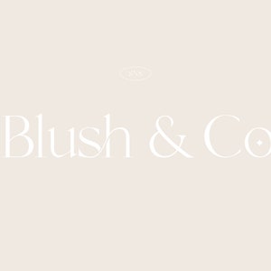 Op de afbeelding: Witte tekst op een licht beige achtergrond met de tekst "Blush & Co."