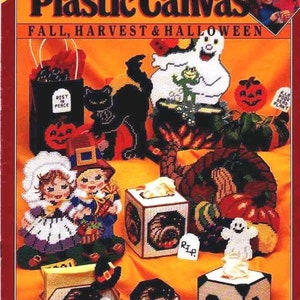 Puede incluir: Un libro de manualidades de lona plástica con temática de otoño, cosecha y Halloween. La portada presenta una variedad de proyectos de lona plástica, que incluyen un fantasma, un gato negro, una calabaza, una cornucopia y una cubierta para caja de pañuelos.