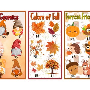 Può includere: Tre stampe incorniciate con illustrazioni a tema autunnale. La prima presenta gnomi, la seconda foglie d'autunno e la terza animali della foresta. Ogni stampa ha un prezzo.