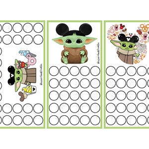 Puede incluir: Tres tarjetas con borde verde con Baby Yoda con orejas de Mickey Mouse. Las tarjetas tienen filas de círculos en blanco. Baby Yoda se representa con varias golosinas. El texto "Badgerink&Trinkets" es visible en cada tarjeta.