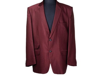Puede incluir: Una chaqueta de traje color burdeos con cierre de dos botones y solapa de muesca.