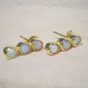 Boucles Opale Éthiopienne Bar, Clous Opale 3 Pierres 18K Gold Filled, Cadeau Pierre Naissance Octobre