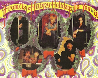 Könnte beinhalten: Eine Weihnachtskarte mit vier Männern in einer Band, einem festlichen Kranz und dem Text "From Us Happy Holidays To You in '92".
