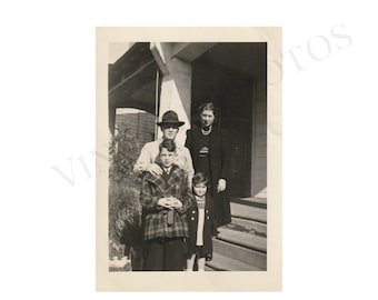 Vintage Photo 1930 Family Photo Kids and  parents Printable, Download Photo, Antique Photo, Digital Photo 0036