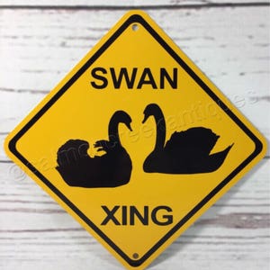 Mini letrero de metal amarillo Swan Xing con precaución al cruzar el estanque, 6" x 6" o 12" x 12" NUEVO (2 tamaños disponibles)