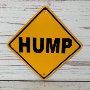 Señal de calle de metal amarilla con mensaje de precaución HUMP, divertida, de 6" x 6" o 12" x 12" (2 tamaños disponibles)