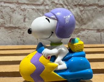Statuetta pasquale vintage di Snoopy: scooter dei Peanuts, mini giocattolo in PVC Whitman
