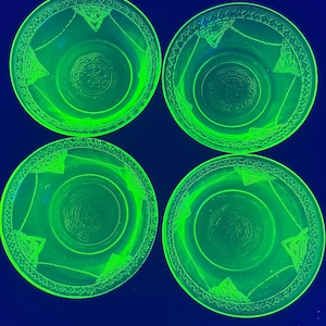 Vintage Set of 4 Lovebirds Federal Green Depression Uranium Glass Berry Desert Bowls 4.5” - UV Blacklight Glows!