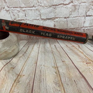 Vintage 1940er Jahre Black Flag Duster Insekt Pestizid Bug Sprayer mit Glasspender und antikem Holzgriff - Made in den USA