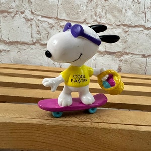 Vintage Peanuts Snoopy Cool Easter Riding a skateboard Mini PVC Miniature Action Figure Toys Figurine by Whitman - Easter Beagle