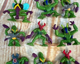 Vintage 1997 Fistful of Aliens GREEN Alien Mini 1” Action Figure