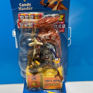 PEZ Wile E Coyote キャラクター Wile E. Coyote Warner Bros Pez 3.9 TF Yugo Red Stem - $45.00