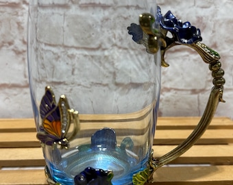 Mug vintage ARC en verre émaillé 35 cl, rose bleu cobalt et papillon en strass, verrerie française Luminarc avec décor de vigne en étain doré.