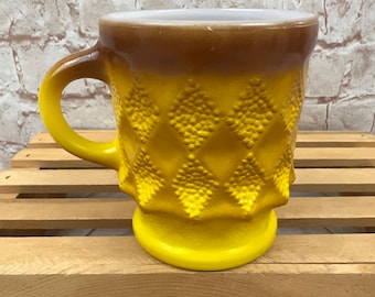 Vintage Fire King Kimberly-mok van melkglas: geelbruin ombré-ruitpatroon