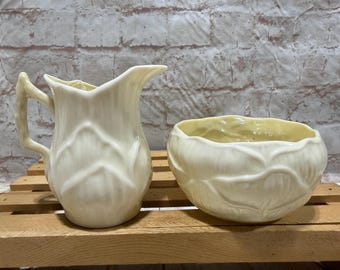 Vintage Belleek Irland Kaffeesahne & Zuckerdose Set | Muster mit weißer Lilie und Ranken | Markierung Grünen Stempel (1965-1980) | Feines Parian China
