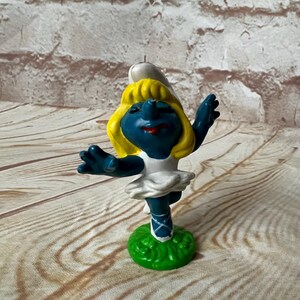 Vintage 1977 Ballerina Smurfette Smurf in white dress Mini PVC Miniature Action Figure Peyo Toys Figurine