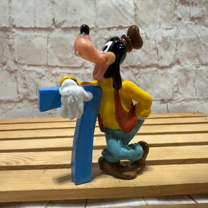 Vintage Goofy standing with the number 7 Disney Miniature PVC Mini Figure Toy by applause 7th birthday figure