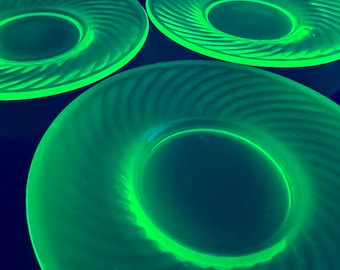 Zestaw 3 zielonych spiralnych talerzy sałatkowych, chlebowych i deserowych ze szkła uranowego w stylu vintage, 15 cm, z efektem zawirowań - świecących światłem UV!