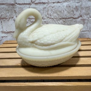 Vintage Schwan auf Korb bedeckt Trinket Box Teller Opal Puddingglas von Lenox Imperial Glass 5 ”