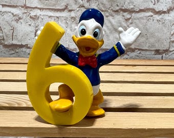 Figurka na tort urodzinowy Disney Kaczor Donald numer 6, miniaturowa figurka z PVC o długości 2 cali, firmy Applause nr 6, z okazji 6. urodzin