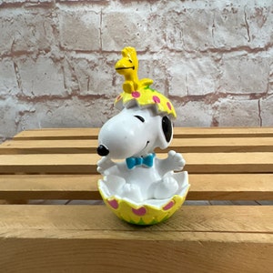 Vintage Peanuts Snoopy and Woodstock in Yellow Hatched Easter egg Mini PVC Miniature Action Figure Toys Figurine by Whitman - Easter Beagle