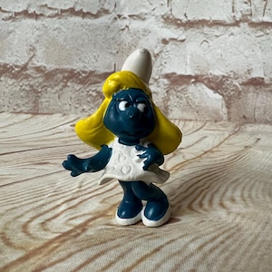 Vintage 1971 Smurfette Smurf in white dress Mini PVC Miniature Action Figure Peyo Toys Figurine