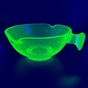Vintage 1930s D&B Co Double Spout Uranium Vaseline Depression Glass Batter Mixing Bowl - UV Blacklight Glows!