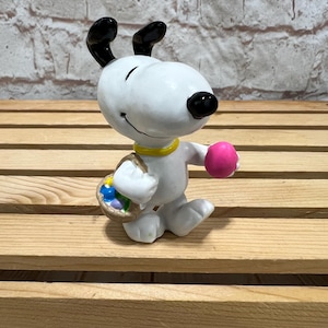 Vintage Peanuts Snoopy Easter Figurine: Whitman Mini PVC Toy