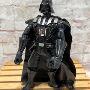 Star Wars DARTH VADER Force Battlers 7 pouces figurine articulée avec cape en tissu par Hasbro