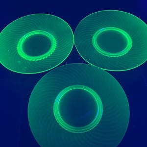 Vintage Set of 3 Green Depression Uranium Glass Optic Swirl Spiral Dinner / Luncheon Plates with raised base 8” - UV Blacklight Glows!