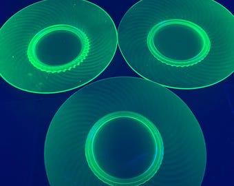 Zestaw 3 zabytkowych, zielonych, spiralnych talerzy obiadowych/lunchowych ze szkła uranowego z podniesioną podstawą 8 cali - świecących światłem UV!