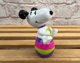 Vintage Peanuts Snoopy bouncing on Easter egg Mini PVC Miniature Action Figure Toys Figurine by Whitman - Easter Beagle