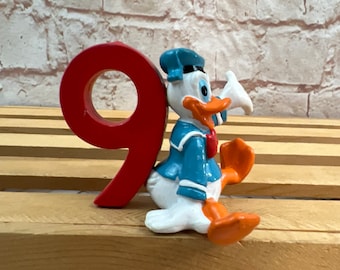 Figurka na tort urodzinowy Disney Kaczor Donald numer 9, miniaturowa figurka z PVC o długości 2 cali, firmy Applause nr 9, z okazji 9. urodzin.