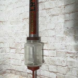 Vintage 1940er Jahre Brown&#39;s Crystal Duster 40-Zoll-Insekten-Pestizid-Fehlersprüher mit Glasspender und antikem Holzgriff - Made in den USA