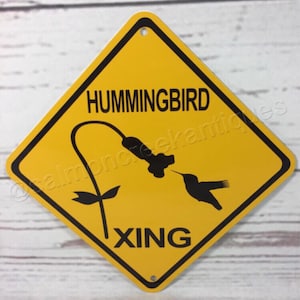 Señal de cruce de precaución en metal amarillo en miniatura Hummingbird Xing de 6" x 6" o 12" x 12" NUEVA (2 tamaños disponibles)