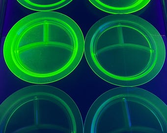Zestaw 6 zabytkowych zielonych, podzielonych na porcje talerzy obiadowych ze szkła uranowego z okresu kryzysu, 10 cali, „w dobrym stanie” - świecą światłem UV!
