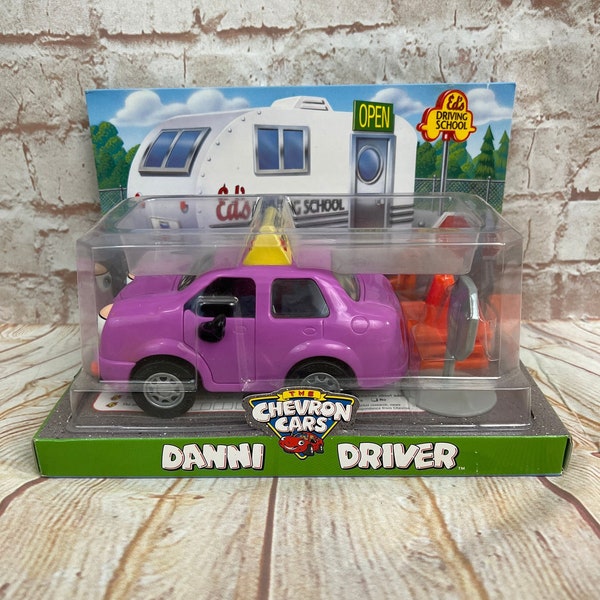 Vintage The Chevron Cars Danni Fahrer Sammler Spielzeugauto Fahrzeug - Student Fahrer mit Vorsicht Kegel und Stoppschild - Neu in Box