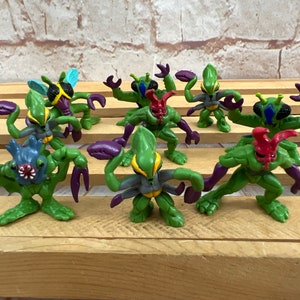 Vintage 1997 Fistful of Aliens GREEN Alien mini 1” Action Figure - HIGH Powers - Rare!