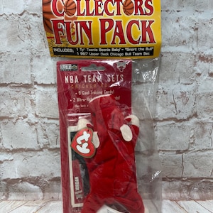 Vintage Chicago Bulls Sammler Fun Pack Ty Teenie Mütze Baby Bull & Sportkarten Set mit Micheal Jordan - Rare (Red heart) Neu
