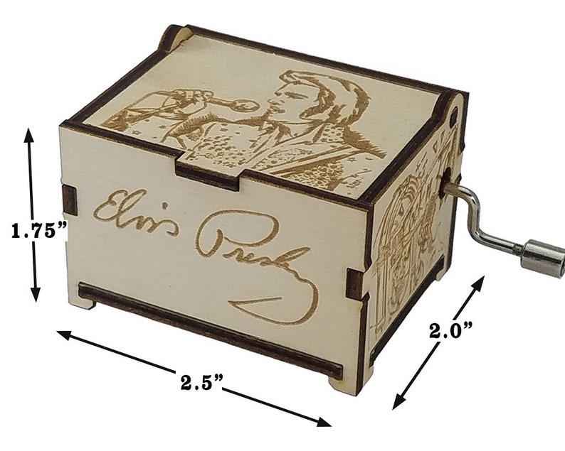 K&ouml;nnte beinhalten: Eine Holz-Musikbox mit einem Bild von Elvis Presley auf der Oberseite. Die Musikbox ist 6,35 cm breit, 5,08 cm tief und 4,45 cm hoch. Die Musikbox hat einen Aufziehschl&uuml;ssel an der Seite und spielt Musik, wenn sie aufgezogen wird.