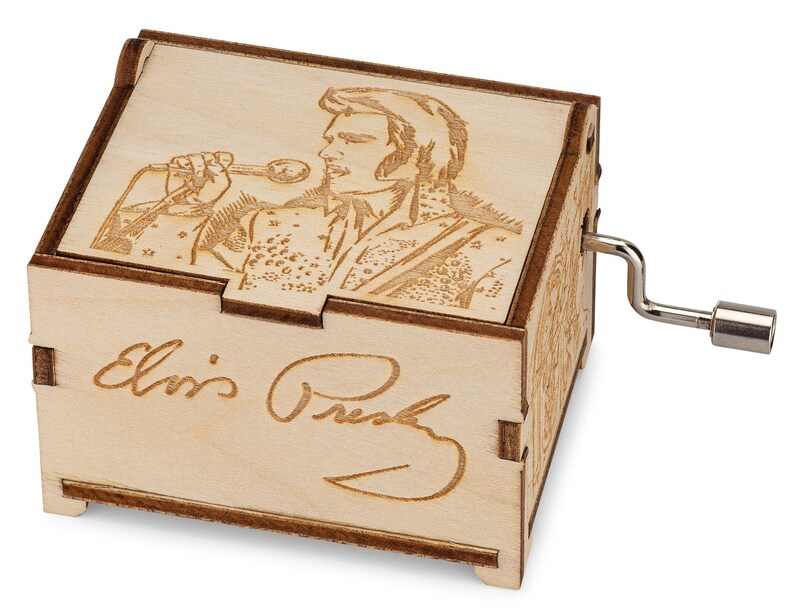 K&ouml;nnte beinhalten: Holz-Musikbox mit einem lasergravierten Bild von Elvis Presley, der in ein Mikrofon singt. Die Box hat eine Handkurbel an der Seite und die Unterschrift "Elvis Presley" ist auf der Unterseite graviert.