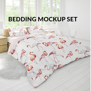 Peut inclure: Une parure de lit blanche avec un imprimé de flamants roses. La literie est présentée sur un lit avec une tête de lit blanche et une table de chevet blanche. La parure de lit comprend une housse de couette, deux taies d'oreiller et un drap-housse.