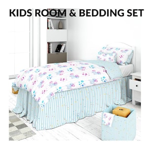 Puede incluir: Una cama blanca con una falda de cama a rayas azules y blancas y un edredón blanco con estampado de elefantes rosa y azul. La cama está en una habitación con una librería blanca y una mesita de noche blanca.