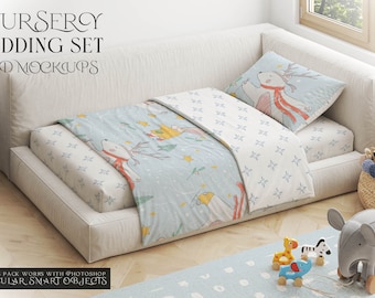 Puede incluir: Un juego de ropa de cama para cuna blanca con una funda nórdica estampada en azul y blanco y una almohada blanca con un diseño de reno rojo y blanco. El juego de cama está en una cuna blanca con una cabecera blanca. La cuna está en una habitación de bebé con una pared blanca y una ventana con vista a los árboles. El texto "Nursery Bedding Set PSD Mockups" es visible en la imagen.
