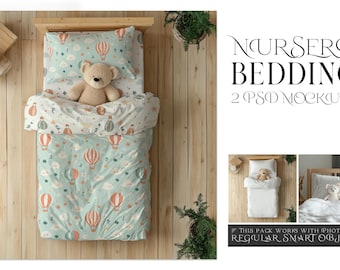 Puede incluir: Una maqueta de un juego de ropa de cama para bebés con una funda nórdica estampada en azul claro y blanco, una funda de almohada blanca con un diseño estampado en azul claro y blanco y un oso de peluche. El juego de cama está en un marco de cama de madera y el texto "Nursery Bedding 2 PSD Mockups" es visible en la imagen.