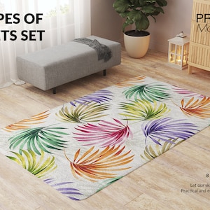 Puede incluir: Un conjunto de 4 alfombras de diferentes formas con un diseño de hojas tropicales en tonos de verde, morado, naranja y rosa. Las alfombras están sobre un suelo de madera en una habitación con una pared blanca y una ventana. El texto "4 SHAPES OF CARPETS SET" está en la parte superior de la imagen. El texto "PREMIUM Mock-Ups" está en la parte superior derecha de la imagen.